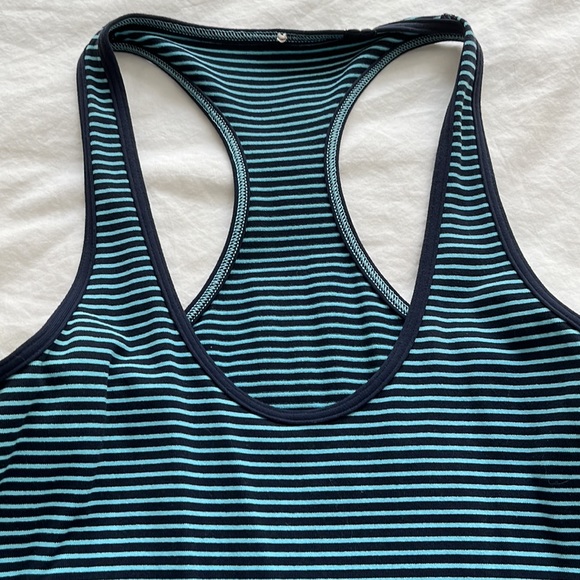 Lululemon workout tank size 4 - Picture 2 of 3